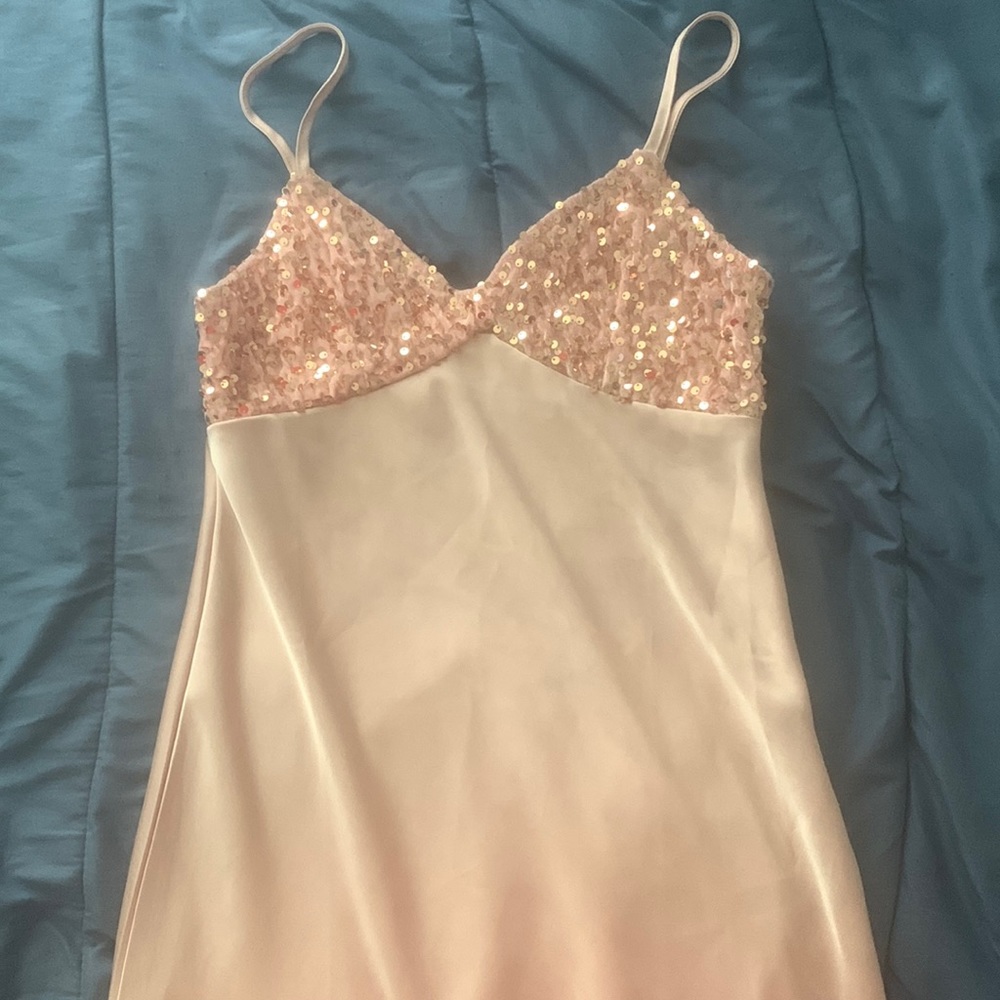 This is a nice pastel pink silk dress ,Good for small groups,party,homecoming